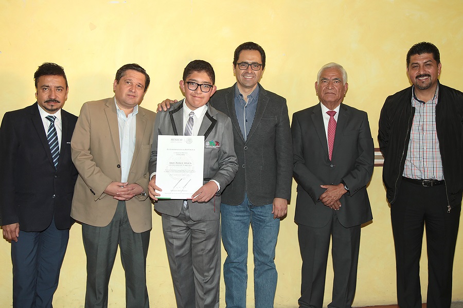 Entrega MCH reconocimientos enviados por Peña Nieto